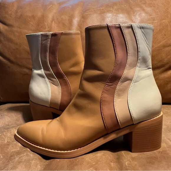 MCLC Tan Ivory Soft Vegan Leather Ombré Wave Boots | Size 9 - Picture 7 of 12